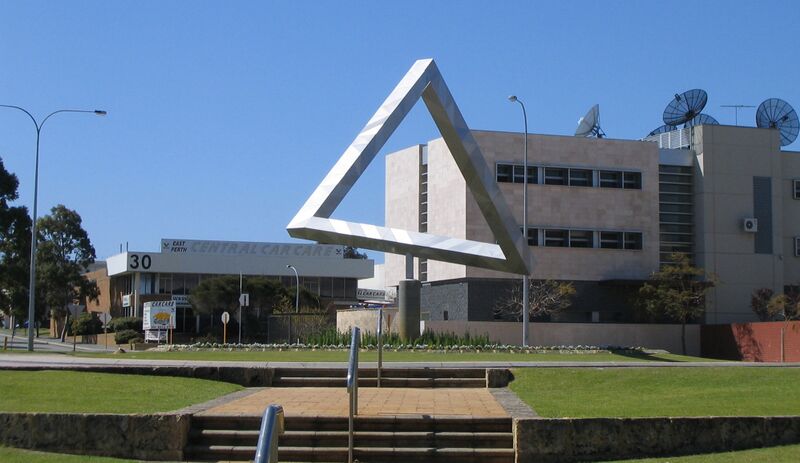 Файл:ImpossibleTriangleEastPerth edit gobeirne.jpg