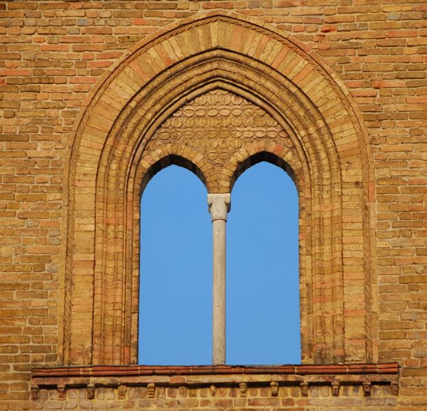 Файл:Open-sky-bifora-SanFrancesco-Lodi.JPG