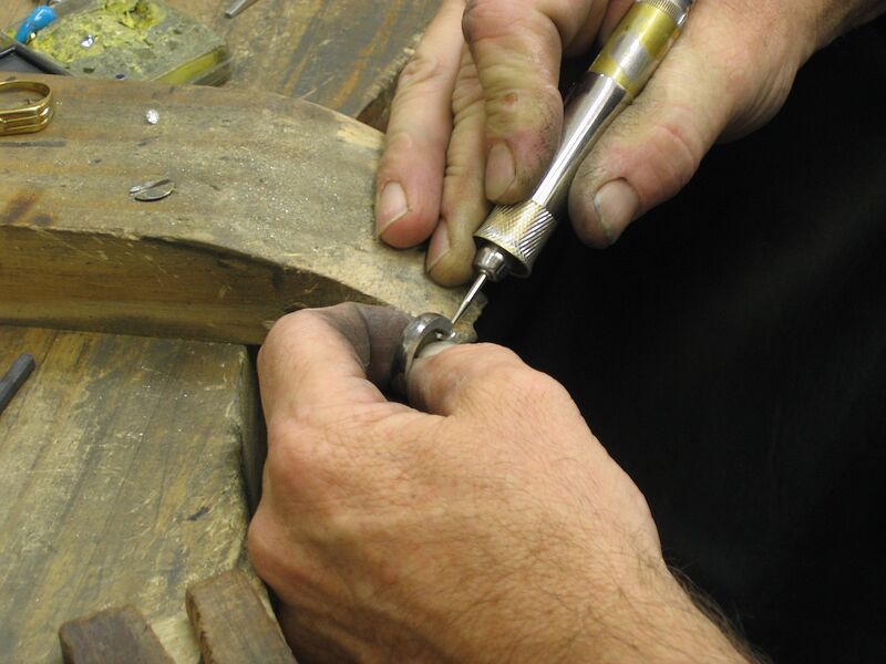 Файл:GoldsmithWorkingOnRing.jpg