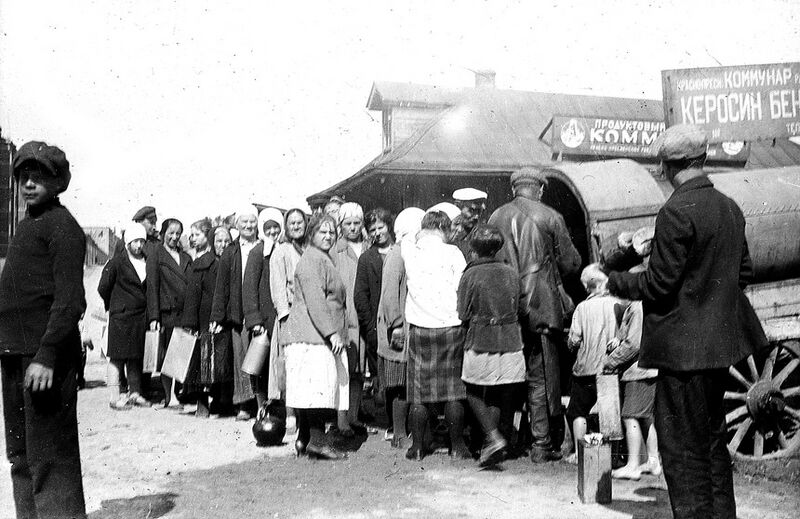 Файл:Kerosene queue.jpg