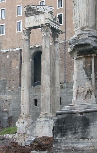 Файл:RomaForoRomanoTempioVespasiano.JPG