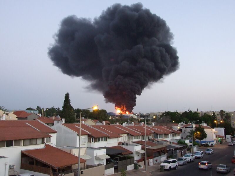 Файл:SderotBurningFactory1.JPG
