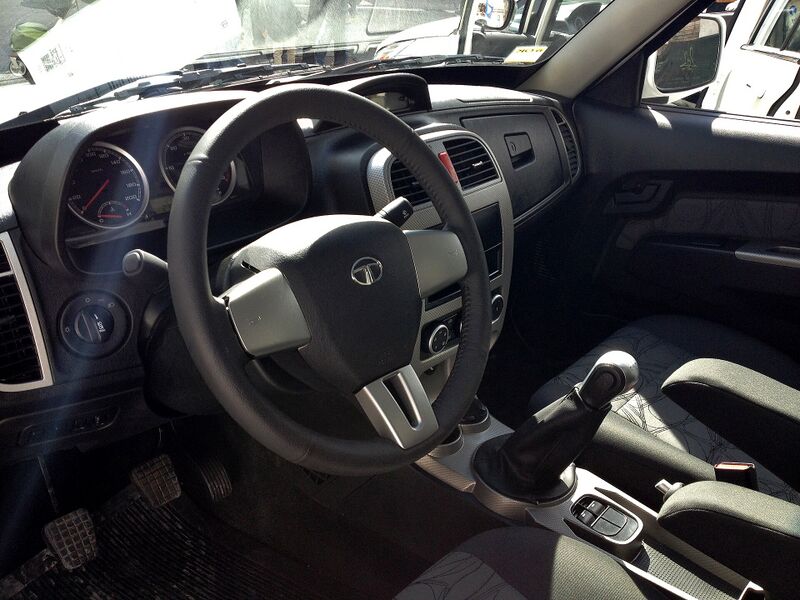 Файл:2012 Tata Xenon dashboard.JPG