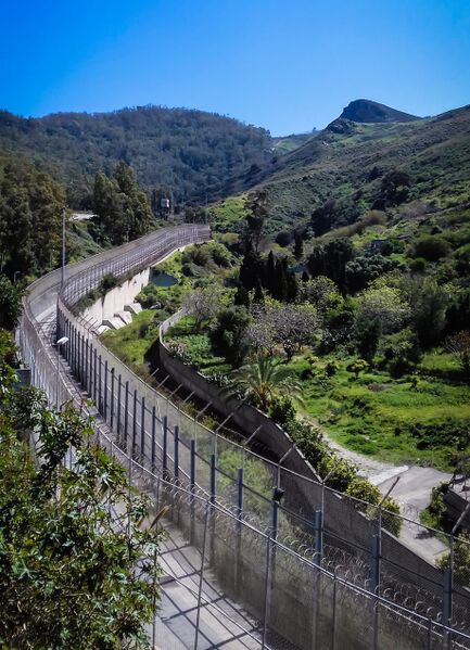 Файл:CeutaBorderFence.jpg