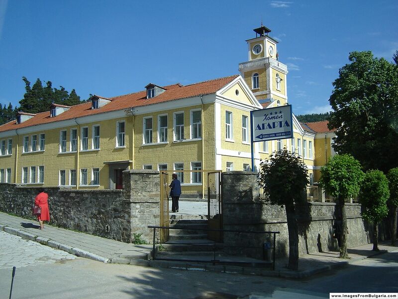 Файл:Chepelare school Iankov.JPG