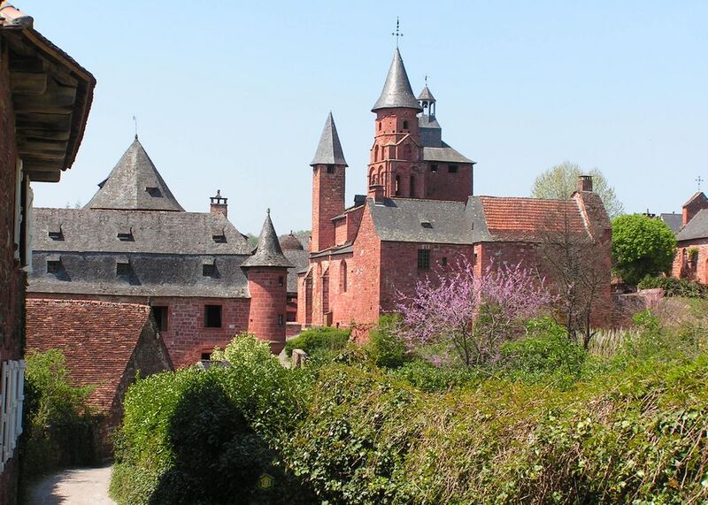 Файл:Collonges-la-Rouge Castel et église.JPG