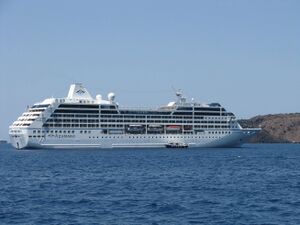 Azamara Quest на рейде у Санторини 8 июля 2008 года