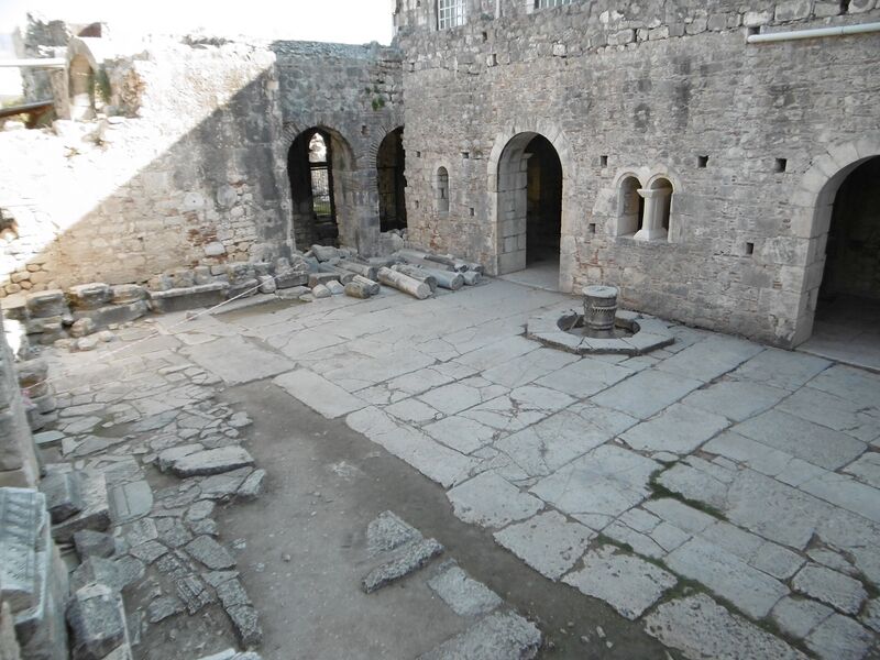 Файл:St. Nicholas Church backyard.JPG