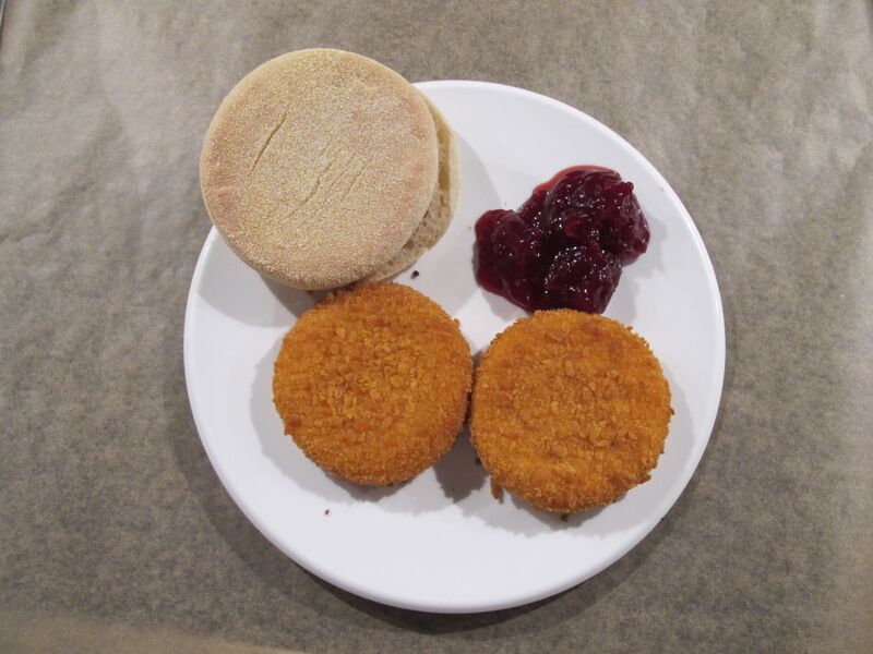 Файл:Backcamembert mit Preiselbeersauce.jpg