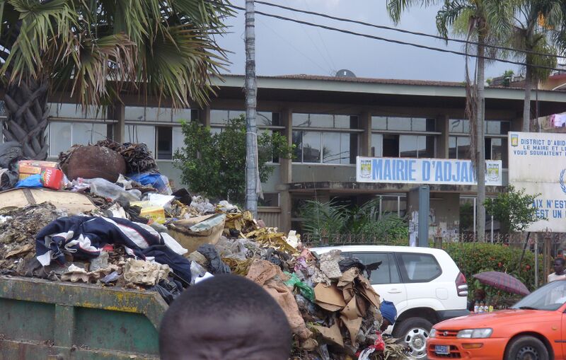 Файл:Adjamé garbage devant la mairie.JPG