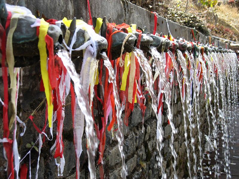 Файл:Muktinath Quellen.JPG