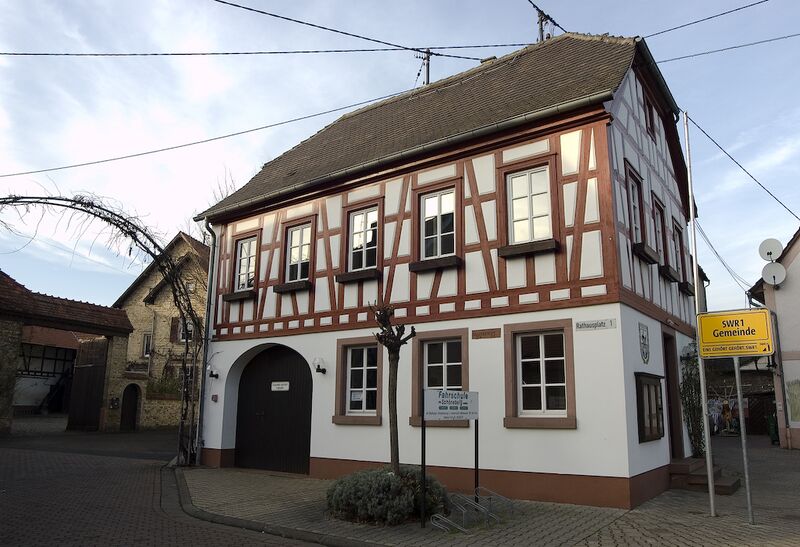 Файл:Rathaus Uelversheim.jpg