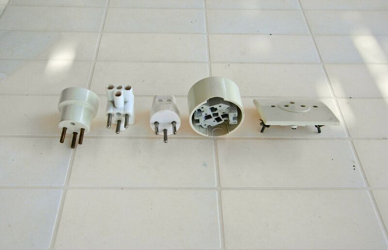Файл:Greek old three pin plugs.JPG