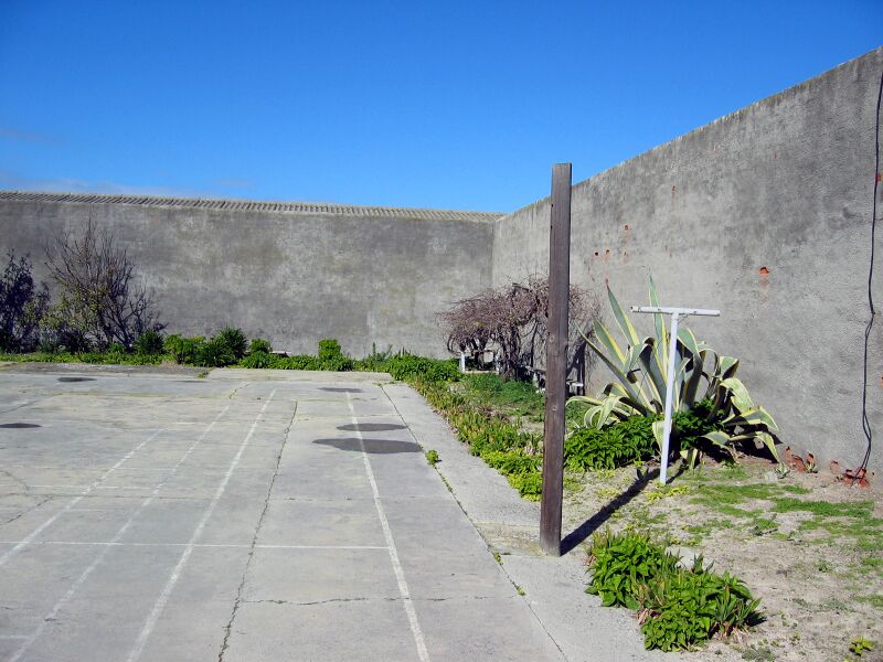 Файл:RobbenIslandHof.jpg