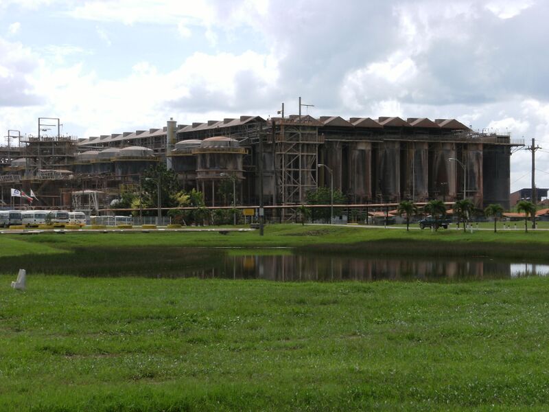 Файл:Suriname, Suralco Bauxite Factory.JPG