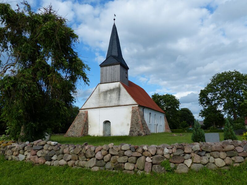 Файл:Rossin Kirche Südwest Feldsteinmauer.JPG
