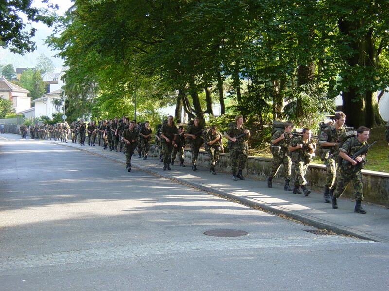 Файл:Swiss Army marching Fcb981.JPG