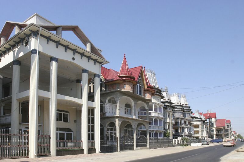 Файл:Buzescu-Roma-Village.jpg