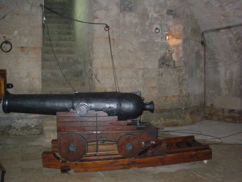 Файл:Cannone con affusto completo.JPG