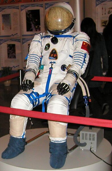 Файл:Yang Liwei space suit.JPG