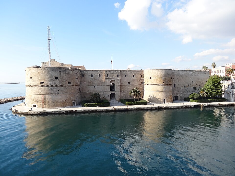 Файл:Castello Aragonese(Taranto).JPG