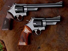 S&W Model 29 со стволами длиной 8⅜ (вверху) и 4 (внизу) дюймов