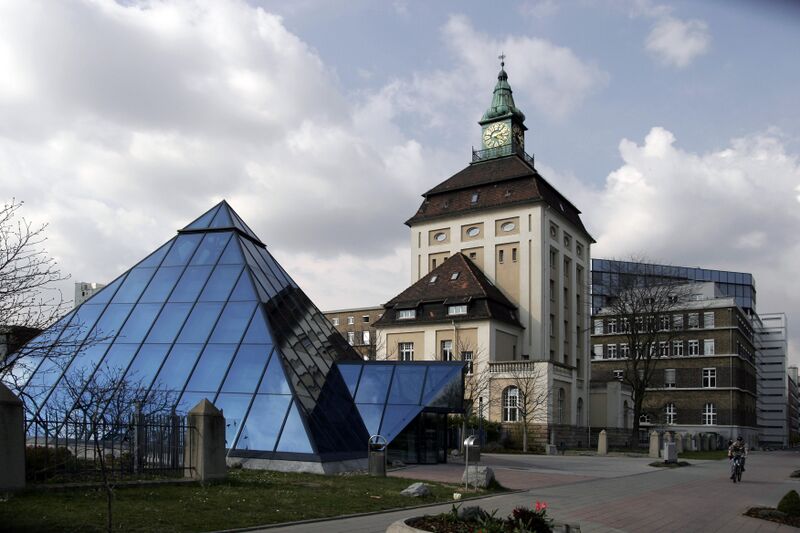 Файл:Merck KGaA Pyramide Gruener Turm.jpg