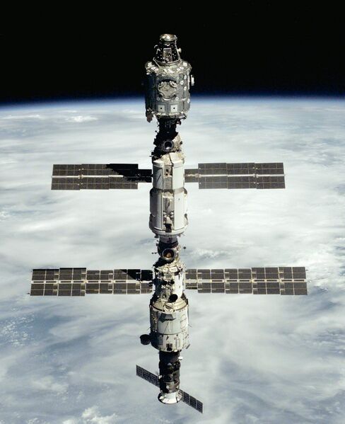 Файл:Unity-Zarya-Zvezda STS-106.jpg