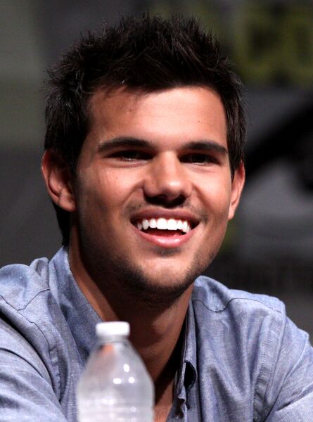 Файл:Taylor Lautner Comic-Con 2012.jpg