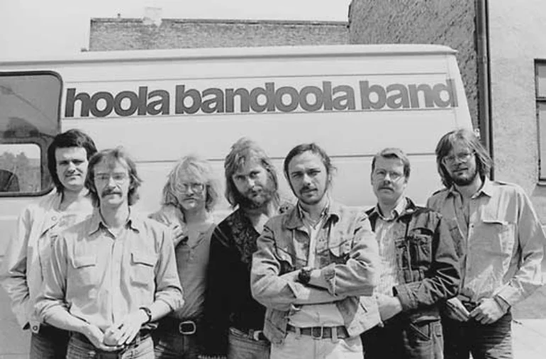 Файл:Hoola.webp