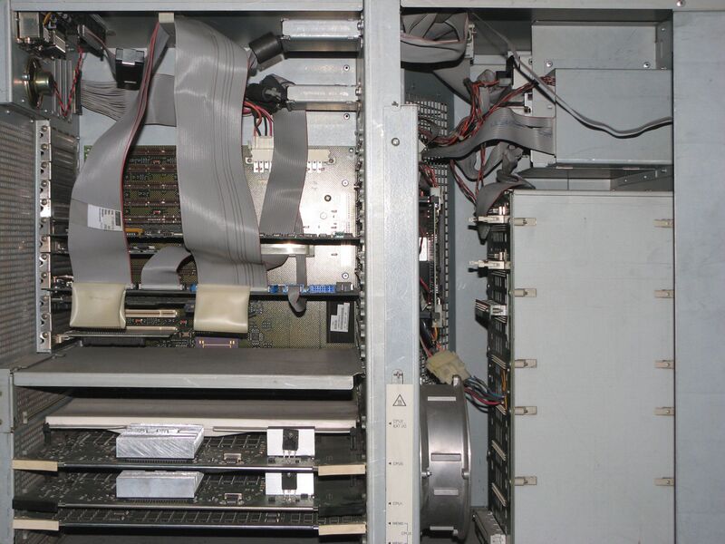 Файл:AlphaServer-2100-guts.jpg