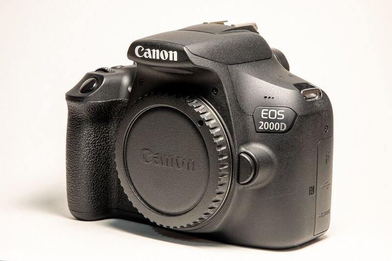 Файл:Canon EOS 2000D.jpg