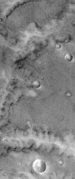 Сеть долин в заливе Меридиана[англ.] в районе экватора планеты, достаточно яркая из-за высокой отражательной способности отложений песка на поверхности. Можно видеть множество ударных кратеров.