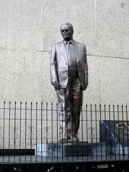 Файл:StatueFidelVelazquezDF.JPG