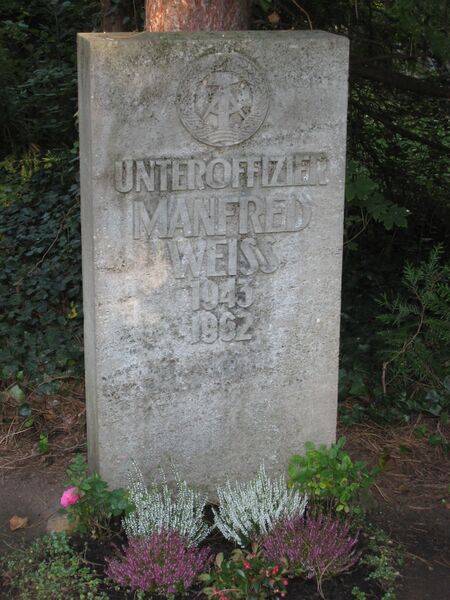 Файл:Tomb Manfred Weiss.JPG