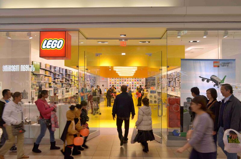 Файл:LEGOStoreFairviewMall10.JPG