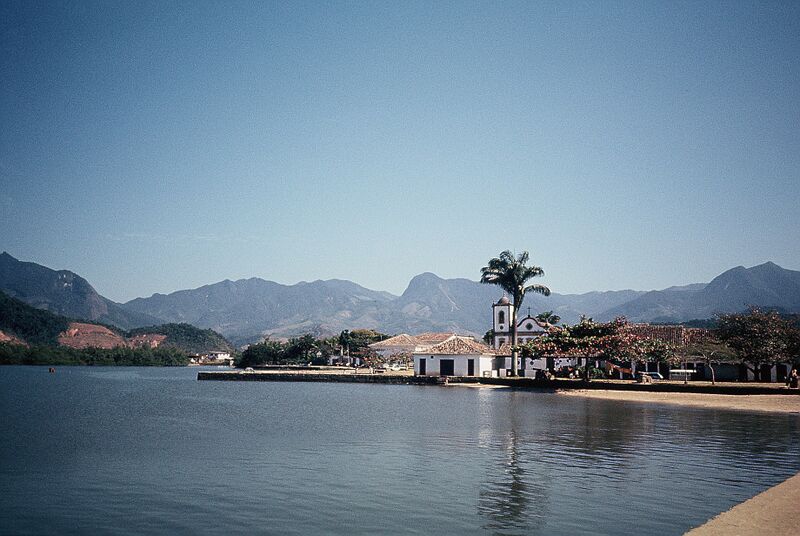 Файл:Paraty Ocean.JPG
