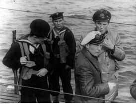 Офицеры U-249 под конвоем польских моряков, 1945 год. В белой фуражке&nbsp;— командир Уве Кок.