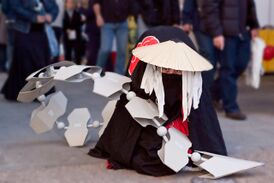 Отаку в костюме Хируко — марионетки, сооружённой Сасори