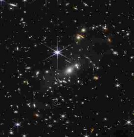 Инфракрасное изображение Космического телескопа Джеймса Уэбба. Первое глубокое поле Уэбба, показывающее гравитационное линзирование далеких галактик.