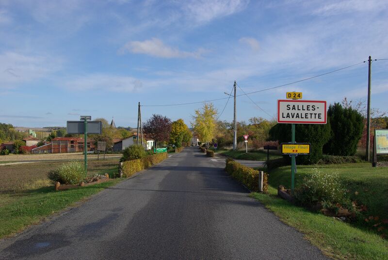 Файл:Salles-Lavalette Entrée 2011b.JPG