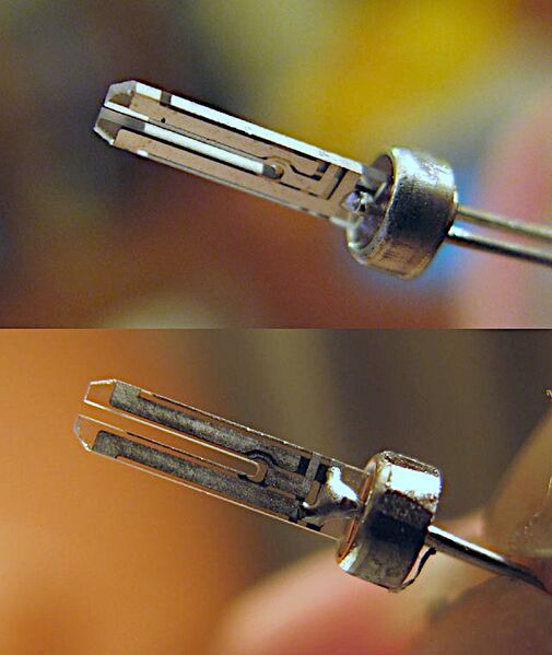 Файл:Inside QuartzCrystal-Tuningfork.jpg
