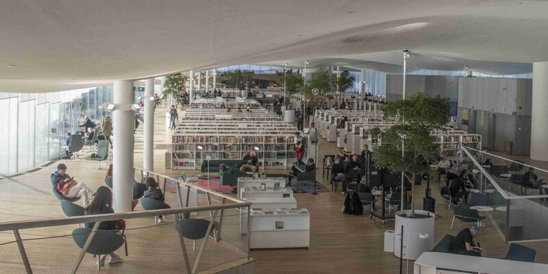 Файл:Oodi book area.jpeg