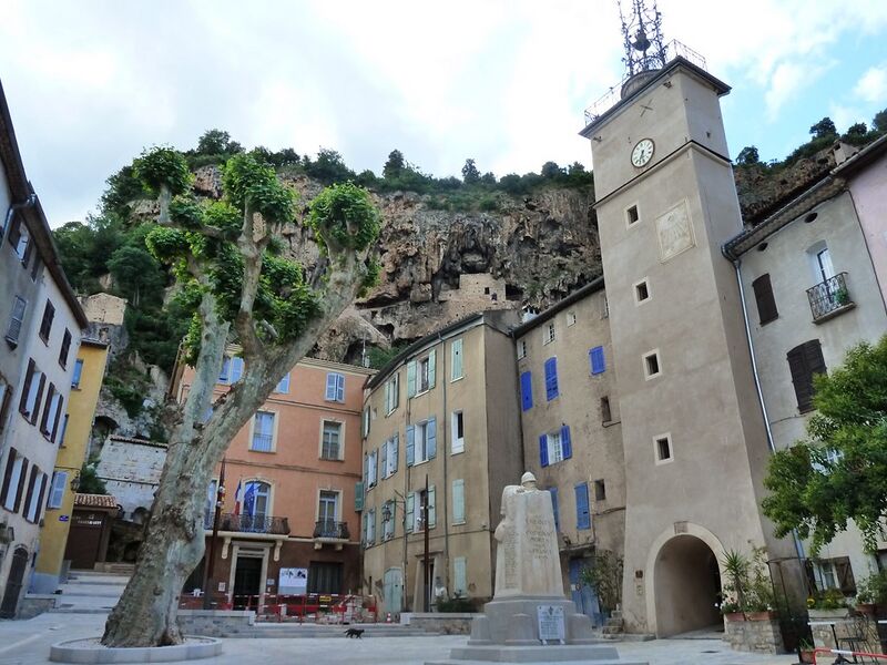 Файл:Cotignac centre.JPG