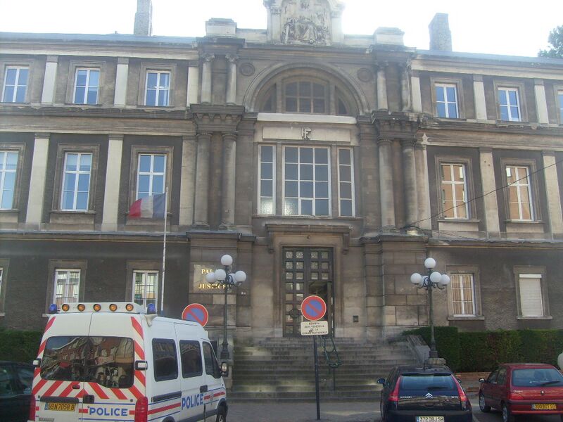 Файл:PalaisdejusticedeDk.JPG