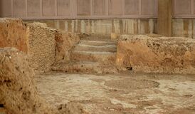 Лестница, ведущая на верхний этаж раннеэлладского Дома с черепицей