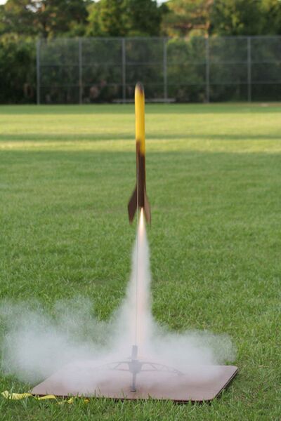Файл:Model rocket launch 2 (Starwiz).jpg