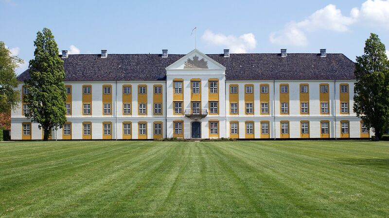 Файл:Augustenborg Gartenfassade.JPG