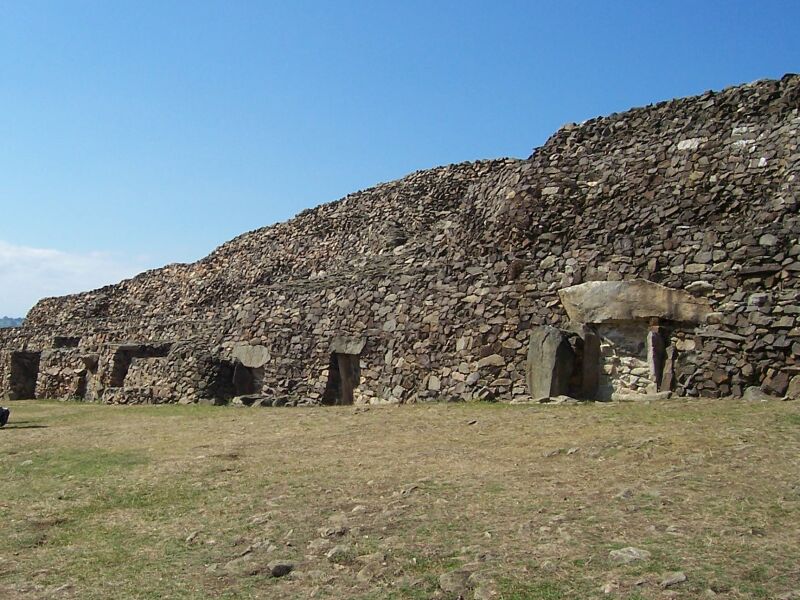 Файл:Barnenez front2.jpg