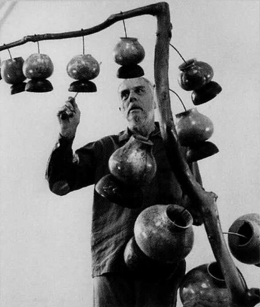 Файл:Harry Partch & Gourd Tree.JPG